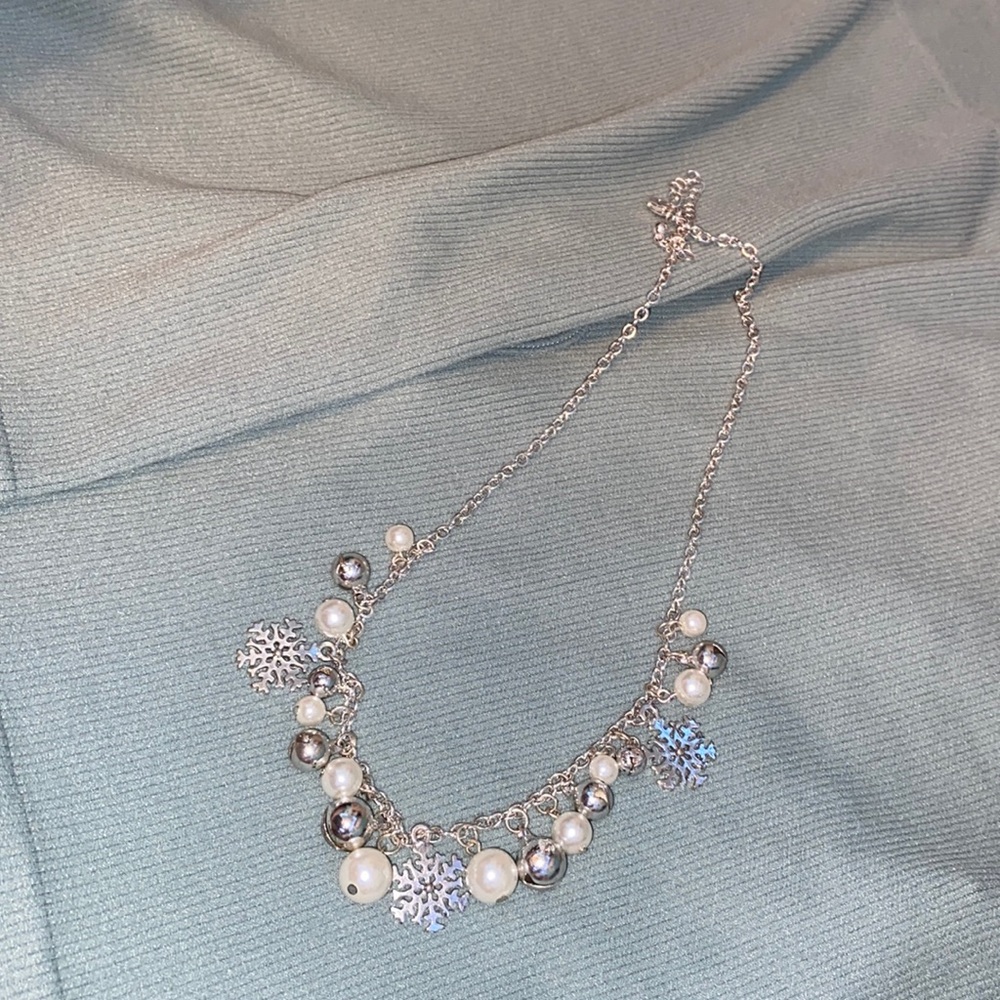 SNOWFLAKE JINGLE BELL PEARL NECKLACE